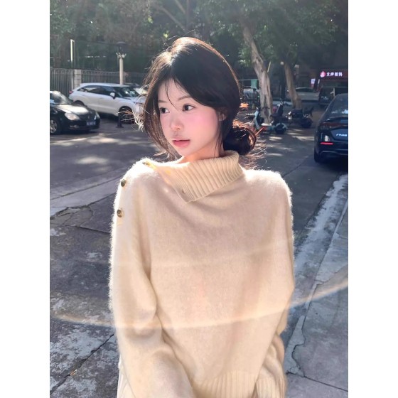 Lazy-style high-neck sweater for women, loose fit, soft and cozy white pullover top, perfect for autumn and winter.